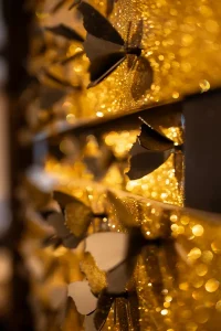 Schmetterlinge auf goldenem Kunstwerk