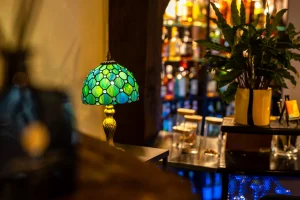 Tiffanylampe vor der Bar im Amarals