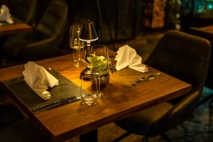 gedeckter Eichentisch vor Kamin im Amarals