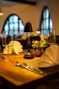 gedeckter Eichentisch im Amarals